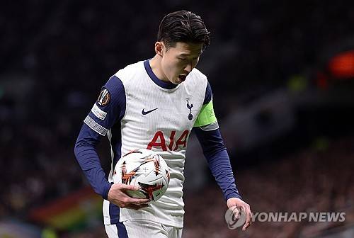 토트넘 홋스퍼는 30일(한국시간) 구단 공식 홈페이지를 통해 클럽 주장 손흥민이 5월 2일 오전 4시 영국 런던에 위치한 토트넘 홋스퍼 스타디움에서 열리는 FK보되글림트(노르웨이)와의 2024-25시즌 유럽축구연맹(UEFA) 유로파리그 준결승 1차전에 출전하지 못하게 됐다고 발표했다. 경기 전 토트넘 사령탑 안지 포스테코글루 감독은 최근 발 부상에서 회복 중인 손흥민이 훈련을 받고 있지만 팀에서 떨어진 상태이기에 결장을 예고했다. 연합뉴스