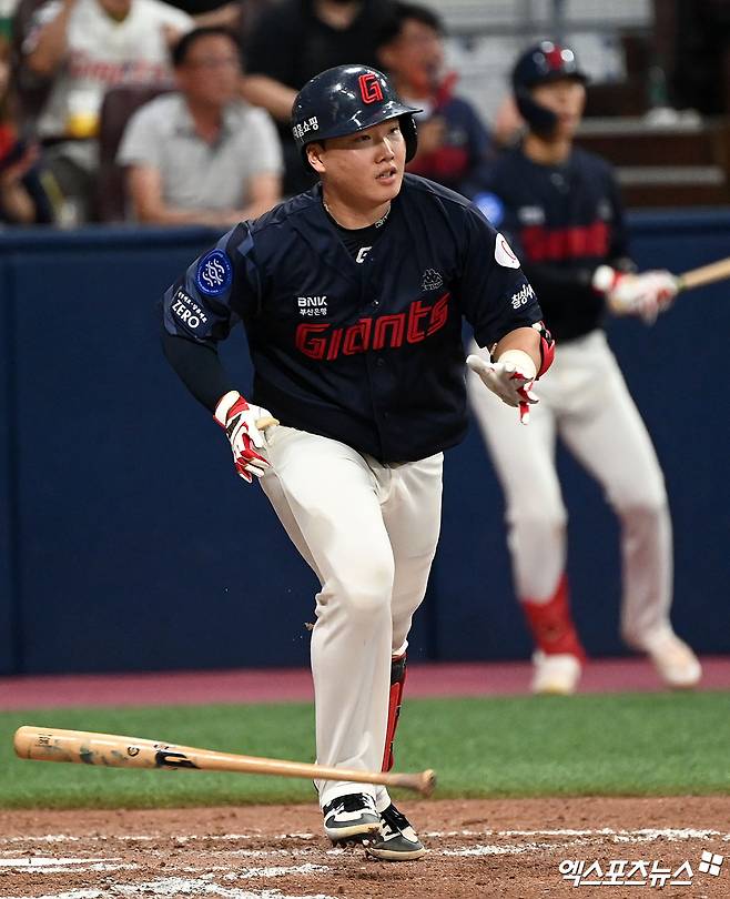 롯데 자이언츠 포수 정보근이 5월 1일 서울 고척 키움히어로즈전에서 외국인 투수 터커 데이비슨과 배터리로 호흡을 맞춘다. 사진 엑스포츠뉴스 DB