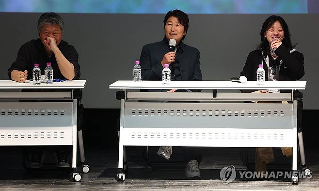 웃음꽃 피는 배우 송강호의 답변 (서울=연합뉴스) 김도훈 기자 = 1일 서울 종로구 씨네큐브에서 열린 '어느 가족' 씨네토크에서 배우 송강호가 사회자 질문에 답하고 있다.
왼쪽부터 고레에다 히로카즈 감독, 배우 송강호, 이주영. 2025.5.1 superdoo82@yna.co.kr