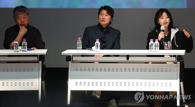 '어느 가족' 씨네토크, 인사말하는 배우 이주영 (서울=연합뉴스) 김도훈 기자 = 1일 서울 종로구 씨네큐브에서 열린 '어느 가족' 씨네토크에서 배우 이주영이 인사말을 하고 있다.
왼쪽부터 고레에다 히로카즈 감독, 배우 송강호, 이주영. 2025.5.1 superdoo82@yna.co.kr