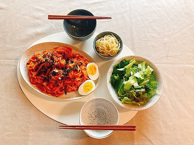 완성된 쫄면 상차림