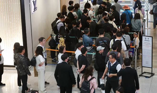 최장 엿새간 이어지는 징검다리 황금연휴가 시작된 지난 1일 인천국제공항 제1여객터미널 면세구역에 설치된 SK텔레콤 로밍센터에 유심 교체 대기 시간 안내문이 설치되어 있다. (사진=뉴스1)