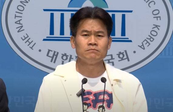 2일 국회 소통관에서 기자회견하는 전한길씨. (사진=유튜브 갈무리)