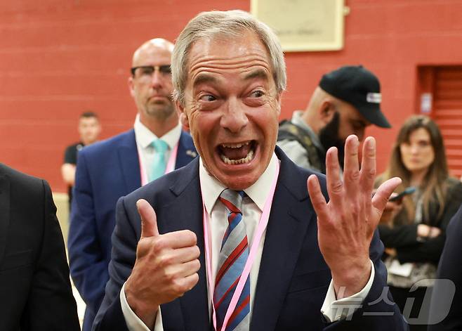 나이절 패라지 영국개혁당 대표가 2일(현지시간) 런콘·헬스비 지역구에서 열린 하원의원 보궐선거에서 당이 승리하자 기뻐하고 있다. 2025.05.02 ⓒ 로이터=뉴스1 ⓒ News1 이지예 객원기자