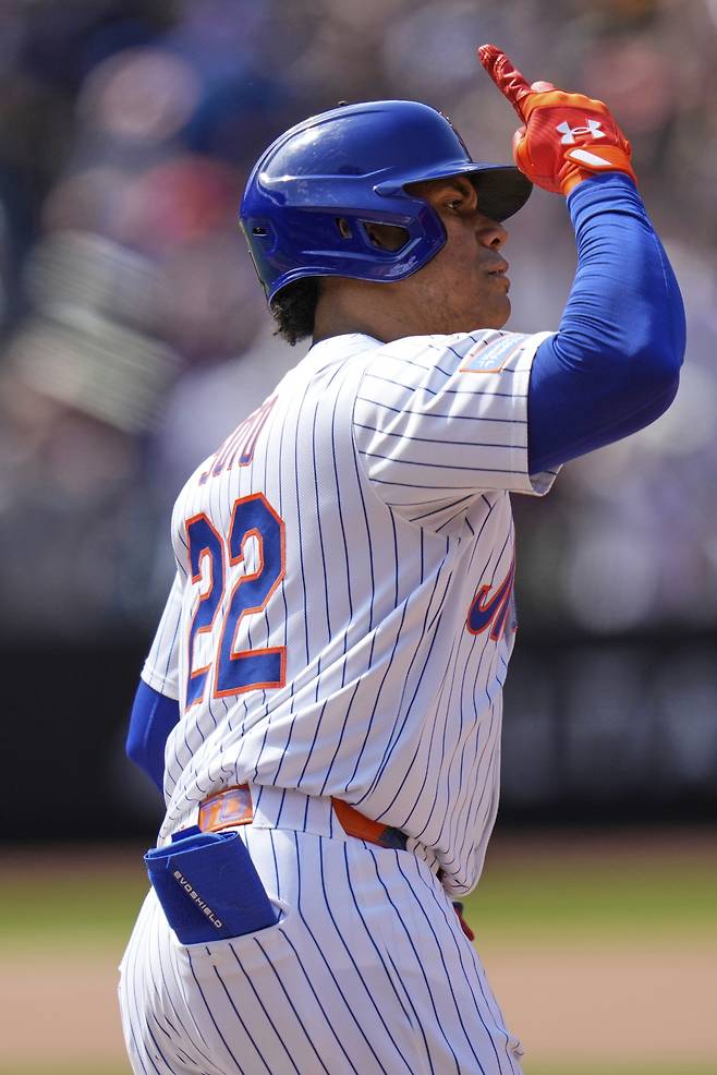 후안 소토가 6회 솔로홈런을 터뜨린 뒤 오른손을 들고 베이스를 돌고 있다. AP연합뉴스