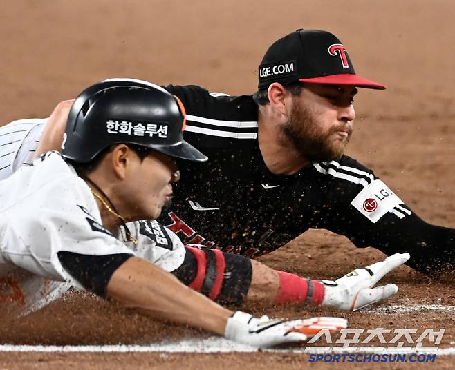 1루 베이스를 차지하기 위한 두 남자의 맞대결, 승자는 누구였을까? 대전=허상욱 기자