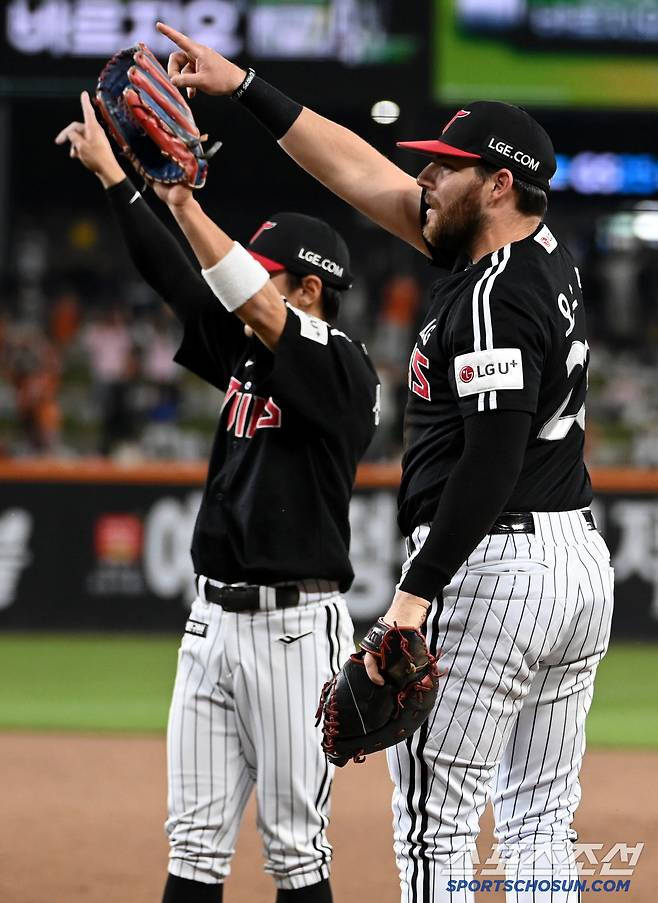 1루심의 세이프 판정에 곧바로 비디오 판독을 요청하는 오스틴과 신민재