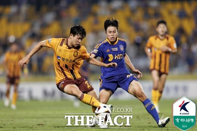K리그를 대표해 ACLE 8강에 진출했던 이정효 감독의 광주FC가 2일 울산HD와 K리그 우승을 향한 원정경기를 펼친다./K리그