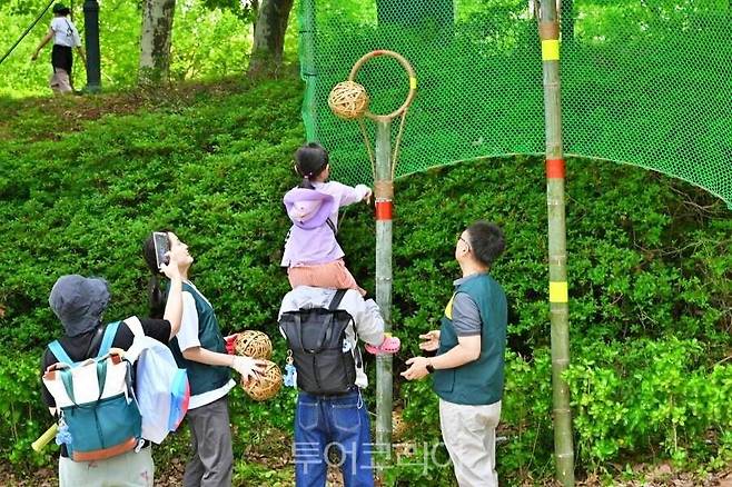 담양대나무축제 대나무 장대에 볼 던져 골인시키기 / 사진-담양군