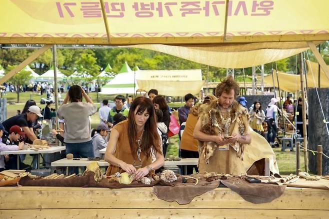 외국인 관광객들이 2일 연천군 전곡리 유적지 일원에서 개박한 '2025 제32회 연천 구석기축제'를 즐기고 있다. 연천군 제공