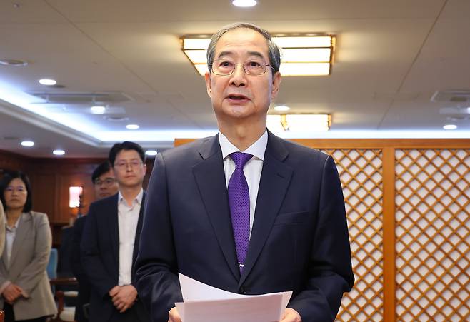 한덕수 대통령 권한대행 국무총리가 1일 오후 서울 종로구 정부서울청사에서 대국민담화를 통해 사퇴를 표명한 뒤 청사 집무실에서 직원들에게 당부의 말을 하고 있다./총리실 제공