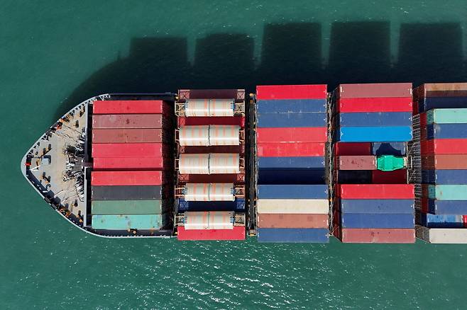 지난 16일 중국 홍콩의 콰이칭 컨테이너 터미널에서 촬영된 화물선 모습 / 로이터=연합뉴스