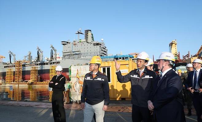 김동관 한화그룹 부회장(오른쪽 두 번째)이 지난달 30일 한화오션 거제사업장에서 존 펠란 미국 해군성 장관(오른쪽 첫 번째)과 ‘유콘’함 정비 현장을 둘러보며 설명하고 있다.ⓒ한화오션