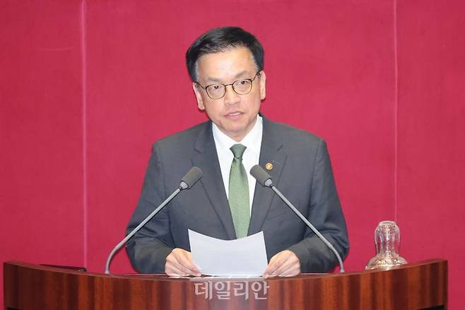 지난 1일 서울 여의도 국회에서 열린 제424회 국회(임시회) 제7차 본회의에서 2025년도 제1회 추가경정예산안이 통과된 뒤 최상목 경제부총리 겸 기획재정부 장관이 감사인사말을 하고 있다.ⓒ뉴시스