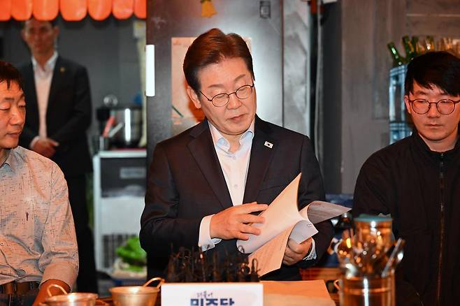 이재명 더불어민주당 대통령 후보가 1일 서울 종로구의 한 음식점에서 열린 비전형 노동자 간담회에 참석해 자료를 살피고 있다. (공동취재) 2025.5.1 뉴스1