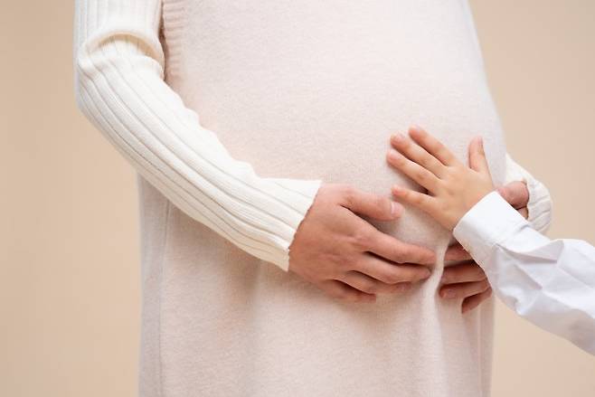 세대가 지나도 인구를 유지할 수 있는 '대체 출산율' 기준이 더 높아져야 한다는 연구결과가 나왔다. 출산율은 보통 합계출산율을 의미하며 가임기 여성 1명이 가임기간 동안 낳을 것으로 예상되는 평균 출생아 수를 말한다. 게티이미지뱅크 제공