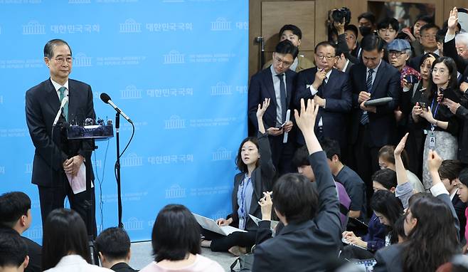 한덕수 전 국무총리가 2일 서울 여의도 국회 소통관에서 대통령 선거 출마 선언을 마친 뒤 취재진 질문을 받고 있다. 연합뉴스