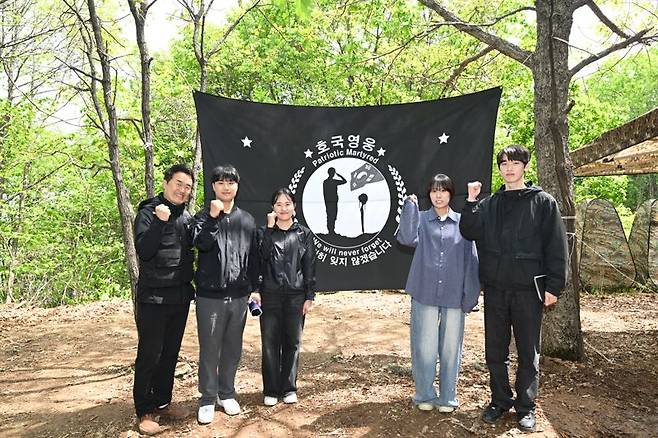 2일 기념사진을 촬영하는 유해 발굴 현장 참석자들. 국방부 제공