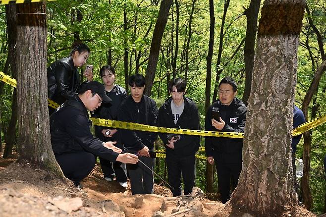 2일 발굴현장에서 현장감식관(나군 방보인) 식별돼 수습 중인 유해에 대한 설명을 듣고 있는 참석자들. 국방부 제공
