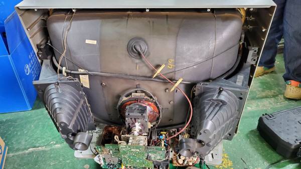 바로 뚜껑을 열고 뒷 부분 청소에 돌입!