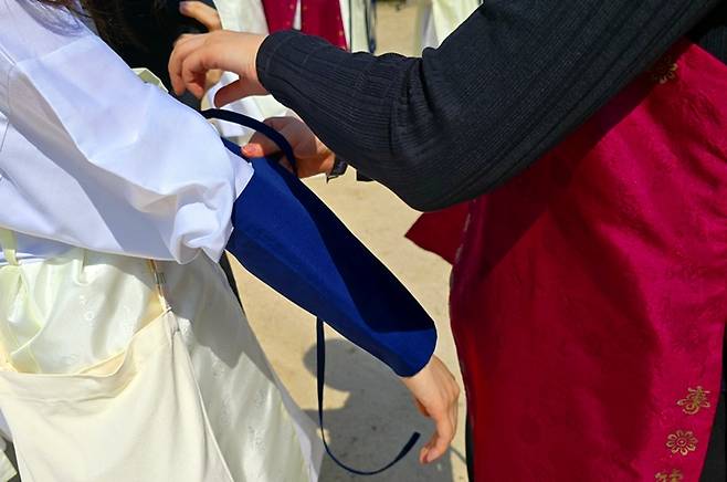 담당자들이 옷 마무리를 정성스럽게 해주고 있다.