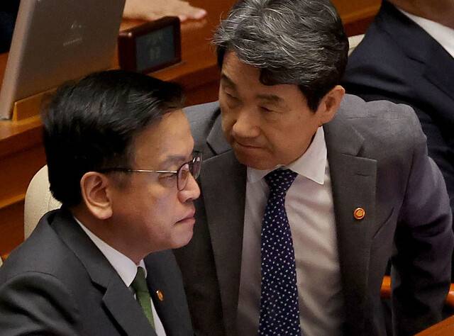 최상목 전 경제부총리 겸 기획재정부 장관(왼쪽)과 이주호 사회부총리 겸 교육부 장관이 1일 국회에서 열린 본회의에 참석하고 있다. 연합뉴스