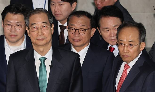 한덕수 전 국무총리가 2일 서울 여의도 국회 소통관에서 대통령 선거 출마를 선언하기 위해 이정현 전 새누리당 대표, 국민의힘 추경호 의원 등과 기자회견장으로 향하고 있다. 연합뉴스