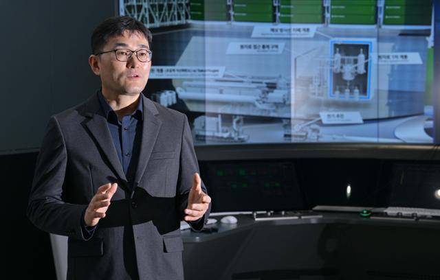 박상민 HD한국조선해양 미래기술연구원 그린에너지연구랩 부문장이 3월 28일 경기 성남시 분당구 HD현대 글로벌R&D센터에서 SMR 추진선에 대해 설명하고 있다. 최주연 기자