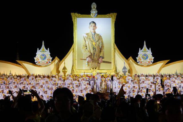 지난해 7월 태국 방콕 왕궁 앞에서 마하 와찌랄롱꼰 태국 국왕의 72번째 생일을 축하하는 행사가 열리고 있다. 방콕=EPA 연합뉴스 자료사진