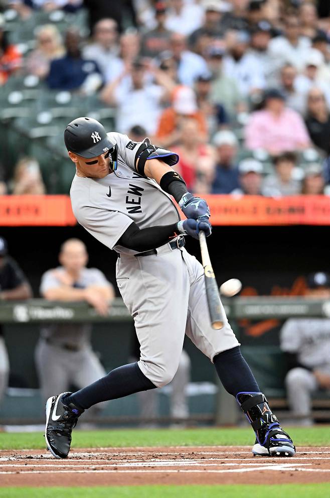 저지가 1일(한국시간) 볼티모어전 1회 초 선제 2점 홈런을 날리고 있다. AFP=연합뉴스