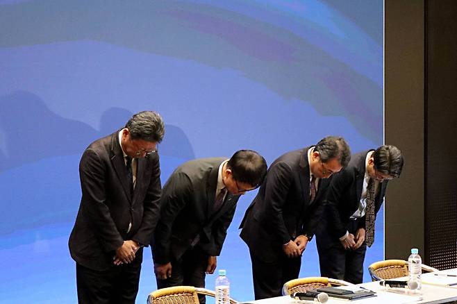 유영상 CEO가 관련 임원들과 사과하는 모습, (왼쪽부터) 김희섭 PR센터장, 류정환 네트워크 인프라센터장, 유영상 CEO, 임봉호 MNO사업부장 / 출처=IT동아