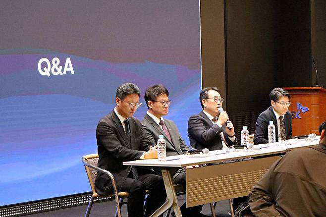 유영상 CEO와 관련 임원들이 질의응답을 진행하는 모습, (왼쪽부터) 김희섭 PR센터장, 류정환 네트워크 인프라센터장, 유영상 CEO, 임봉호 MNO사업부장 / 출처=IT동아