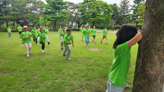 국립민속박물관(서울 경복궁 내)이 어린이날을 맞아 4일(일)부터 5일(월)까지 ‘세계로 가는 놀이 기차’ 행사를 연다. 사진은 'K-놀이나라'에서 즐길 수 있는 '무궁화꽃이 피었습니다' 놀이체험. 사진 국립민속박물관