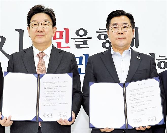 여야가 13조8000억원의 추가경정예산안을 편성하기로 1일 합의했다. 권성동 국민의힘 원내대표(왼쪽), 박찬대 더불어민주당 원내대표가 국회에서 추경안 합의문에 서명한 뒤 기념 촬영을 하고 있다. /연합뉴스