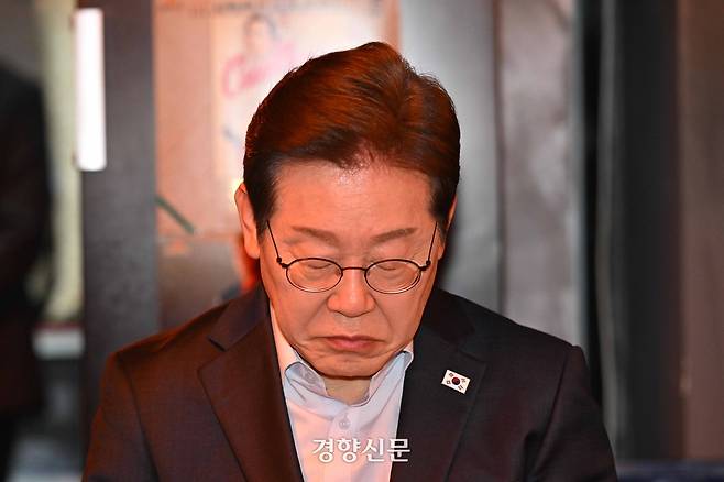 이재명 더불어민주당 대선 후보가 지난 1일 서울 종로구의 한 음식점에서 열린 비전형 노동자 간담회에 참석해 생각에 잠겨 있다.대법원 전원합의체는 이날 이 후보에게 무죄를 선고한 원심판결을 파기하고 사건을 서울고법으로 돌려보냈다. 박민규 선임기자