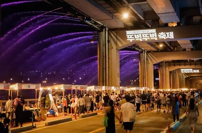 People stroll along Jamsu Bridge during the 2024 Jamsu Bridge Walking Festival in Seoul, June 2024. (Seoul Metropolitan Government)