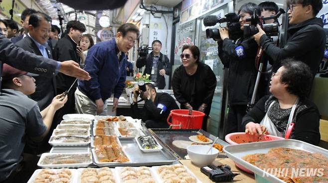 더불어민주당 이재명 대선 후보가 '골목골목 경청투어' 접경지역 방문 이틀째인 2일 강원도 화천군 중앙시장을 찾아 상인과 인사를 나누고 있다.