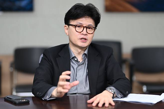 한동훈 국민의힘 대선 경선 후보가 지난달 16일 서울 여의도 C.C.M.M. 빌딩에서 국민일보와 인터뷰를 하고 있다. 윤웅 기자