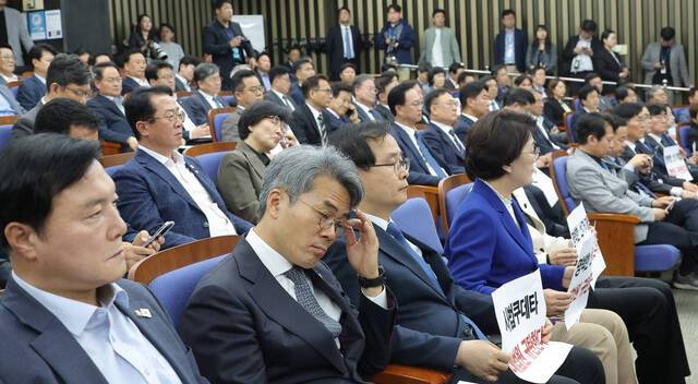 대법원이 더불어민주당 이재명 대선후보의 공직선거법 위반 혐의 2심 무죄판결을 파기 환송한 1일 서울 여의도 국회에서 열린 민주당 긴급의원총회에서 의원들이 굳은 표정을 짓고 있다. 연합뉴스