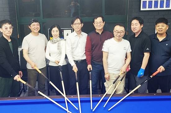 김태견 교수(왼쪽에서 네번째)가 학생들과 포즈를 취하고 있다. (사진=김태견 교수)