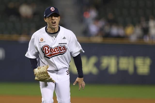고효준이 1일 잠실 KT전에서 임무를 마친 뒤 포효하고 있다. 사진=두산 제공