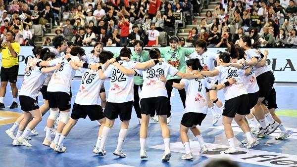 사진 통합 2연패를 달성한 SK슈가글라이더즈 선수들, 사진 제공=한국핸드볼연맹