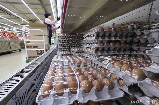 22일 서울 시내의 한 대형마트에 소비자들이 달걀을 고르고 있다. 한국은행이 발표한 지난달 생산자물가지수는 120.32(2020=100)로 전월(120.33)보다 0.01포인트 올라 보합세(0.0%)를 보였다. 2월(0.0%)에 이은 2개월 때 보합세다. 다만 전년 동월 대비로는 1.3% 상승했다. 세부적으로는 축산물 중에서 달걀(6.8%)이 올랐으며, 수산물 중에서는 물오징어(19.9%)가 올랐다./사진=뉴시스