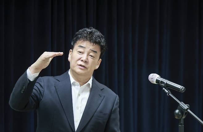 외식 프랜차이즈 전문기업 더본코리아(대표 백종원)가 가맹점과의 진정한 상생을 실현하기 위해 총 50억원 규모의 전방위 지원에 나선다고 2일 밝혔다. 지난 3월28일 서울 서초구에서 열린 더본코리아 주주총회에 참석한 백종원 더본코리아 대표. /사진=뉴시스