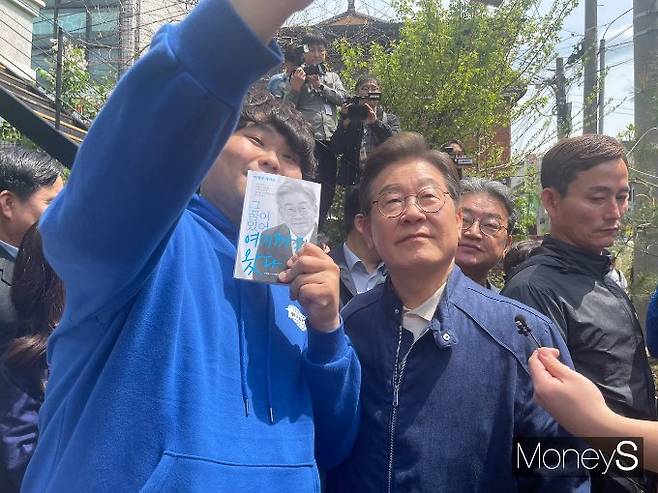 이재명 더불어민주당 대선 후보가 강원 화천시장 인근을 찾아 시민들과 소통했다. 사진은 2일 한 지지자와 사진을 찍는 이 후보. /사진=유찬우 기자