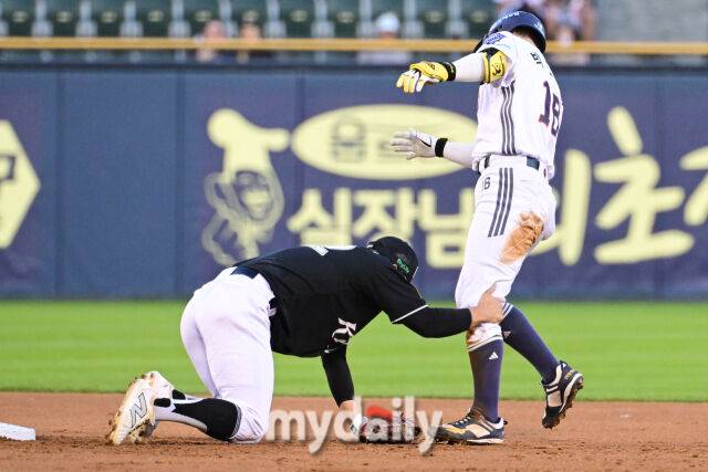 권동진이 그라운드에서 뒤로 넘어지는 박준영을 잡아주고 있다.