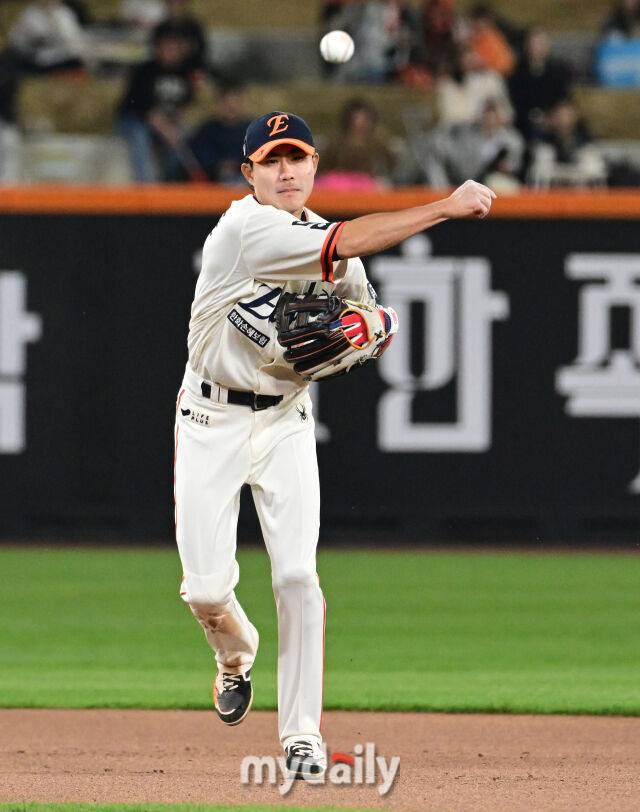 2025년 4월 11일 오후 대전 한화생명 볼파크에서 진행된 '2025 신한 SOL뱅크 KBO 리그' 키움 히어로즈와 한화 이글스의 경기.한화 유격수 심우준이 6회초 키움 선두타자 임병욱의 타구를 처리하고 있다./마이데일리
