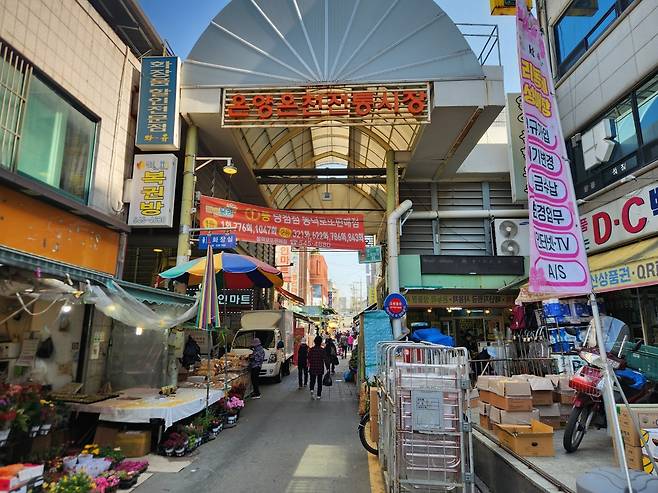 지난달 30일 오후 충남 아산 온양온천역 앞 시장 모습. 이영기 기자.