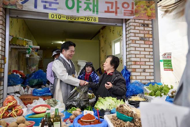 오세현 아산시장이 온양온천전통시장을 방문한 모습. 아산시 제공