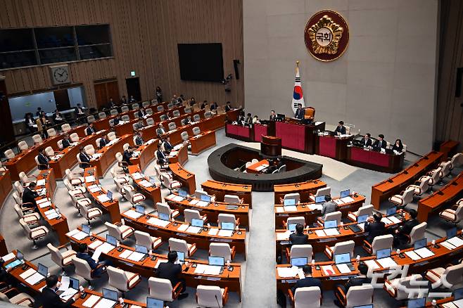 국회가 2025년도 제1회 추가경정예산안에 대한 종합정책질의를 진행하고 있다. 윤창원 기자
